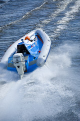 Naklejka premium motor boat during the race