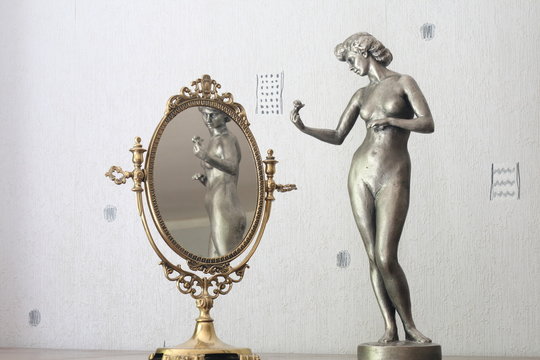 The statue and the mirror