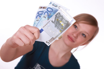 junge Frau hält Euroscheine