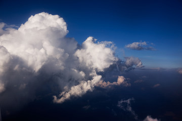 Fototapeta na wymiar Dramatyczne chmury z nieba