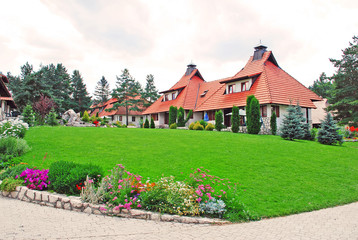 weekend houses with gardens