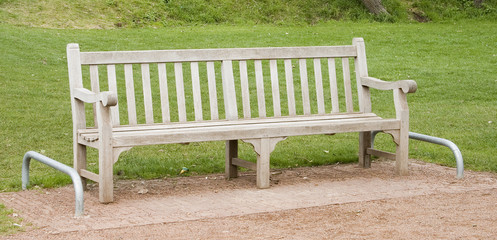 Banc en bois entre 2 calles vélo