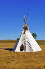 Tipi amérindien sur les plaines du Dakota du Sud.