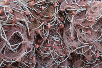 reti da pesca sulla banchina del porto