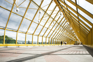 Yellow corridor, spheres and people motion