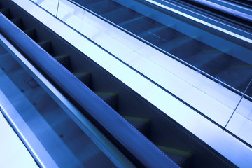 Obraz premium Blue move escalator in modern office centre