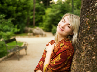 Naklejka premium Beautiful young woman relaxing in a park
