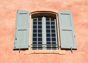Fenêtre d'une façade de maison en Provence - 9113832