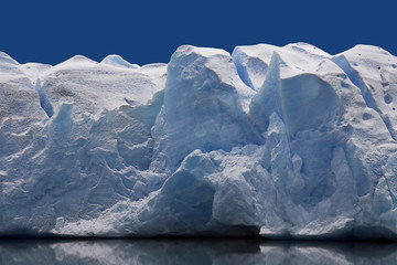 Blauw ijs op de grijze gletsjer