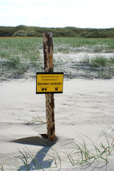 Schild am Strand