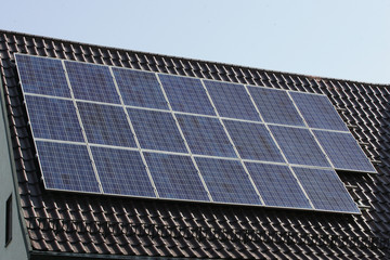 Fototapeta premium solaranlage auf einem dach