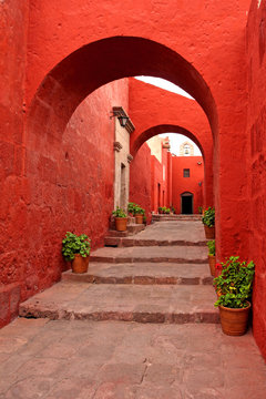 Czerwona stara tradycyjna ulica z łukiem do pokoju