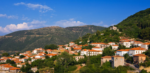 Fototapeta na wymiar Obraz greckiej wiosce w górach Peloponezu.