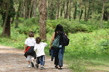 famille sur un chemin en forêt