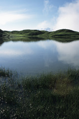 Fototapeta na wymiar Le Lac de Peyre (2100m). Au loin, le Mont-Blanc