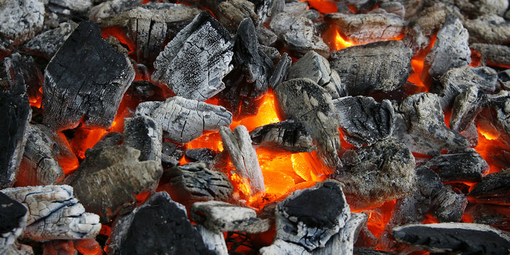 gl&uuml;hende Kohle.Holzkohle Grill