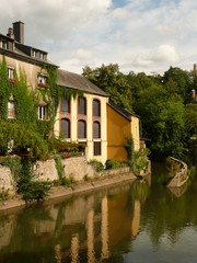 Obraz premium Luxembourg - Quartier pittoresque Grund - rivière Alzette