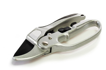 Gartenschere auf hellem Hintergrund