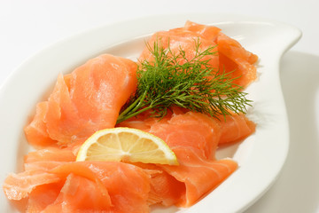 Geräuchertes Lachsfilet auf hellem Hintergrund