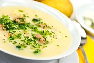 Kartoffel-Krem-Suppe mit Fleischbällchen