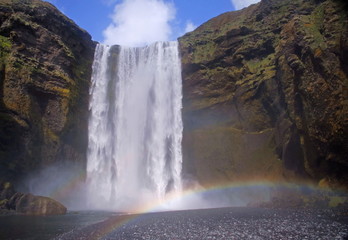Wasserfall Skogafoss mit Regenbogen