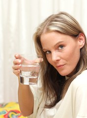 Mineralwasser trinken