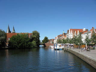 Fototapeta na wymiar Untertrave in Lübeck