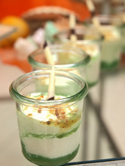 festtags pudding, götterspeise mit leckerer sahne