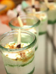 festtags pudding, götterspeise mit leckerer sahne