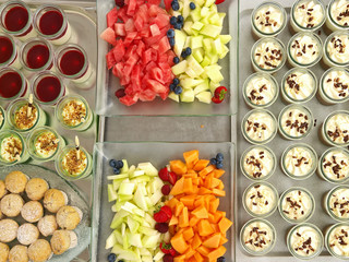 dessert büffet, fruchtscheiben, puddings und muffins