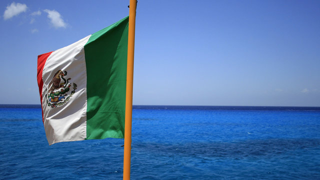 drapeau national du Mexique et mer des caraïbes