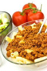 spaghetti-macaroni bolognese mit salat