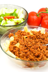 spaghetti-macaroni bolognese mit salat