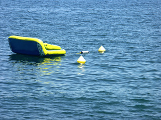 matelas pneumatique sur la mer