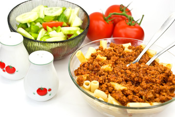 spaghetti-macaroni bolognese mit salat
