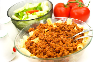 spaghetti-macaroni bolognese mit salat