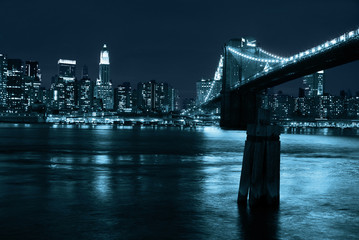 Naklejka premium Manhattan i Most Brookliński nocą