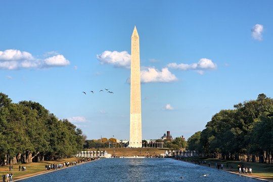 Washington monument and the pool near Lincoln Memorial