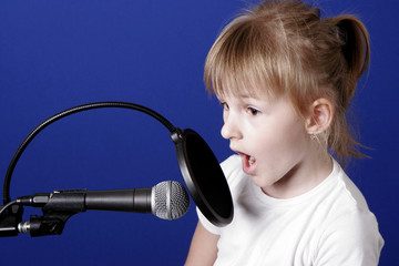 girl speak to microphone