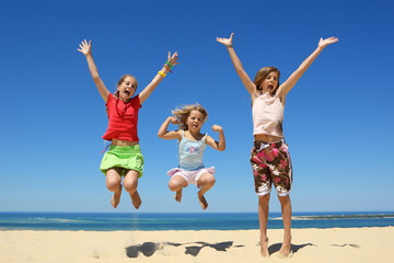 Trois enfant sautant de joie