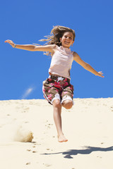 Saut enfant dans le sable