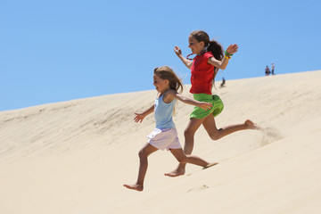 Enfants courant dans le sable