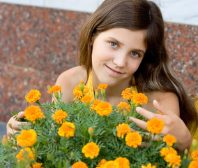 Naklejka premium Portrait girl outdoor for your design