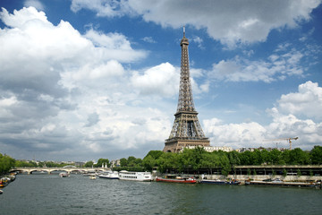Fototapeta na wymiar Seine Wieży Eiffla