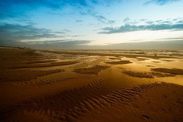 Fototapeta na wymiar beautiful sunset and waves on the beach
