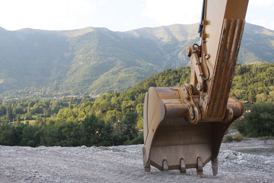 travaux de terrassement - bras de pelleteuse en action