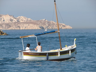Petit bateau en bois à Marseille sur la mer © ChristopheB