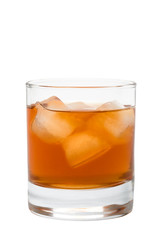 Fototapeta na wymiar Szkła whisky z lodu na białym tle