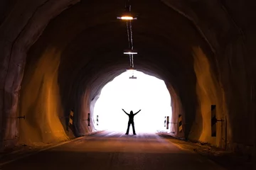 Zelfklevend Fotobehang Tunnel vrouwensilhouet bij de uitgang van de donkere tunnel