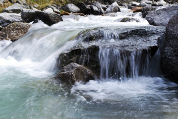 Klares Wasser im Bergbach